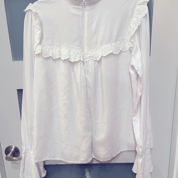 PRICE DROP⬇️⬇️⬇️Beautiful white blouse. Fully lined and exquisite - Picture 2 of 8